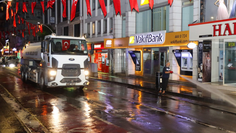 Merkez Caddelere Kapsamlı Temizlik Çalışması