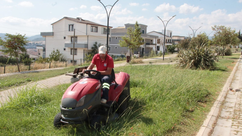 Park ve Bahçelerin Bakımları Devam Ediyor