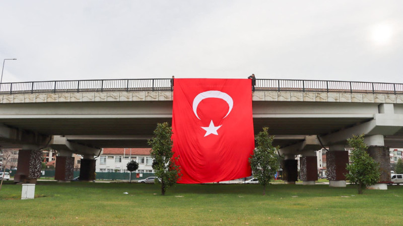 Yalova Belediyesi Kenti Bayrağımızla Donattı