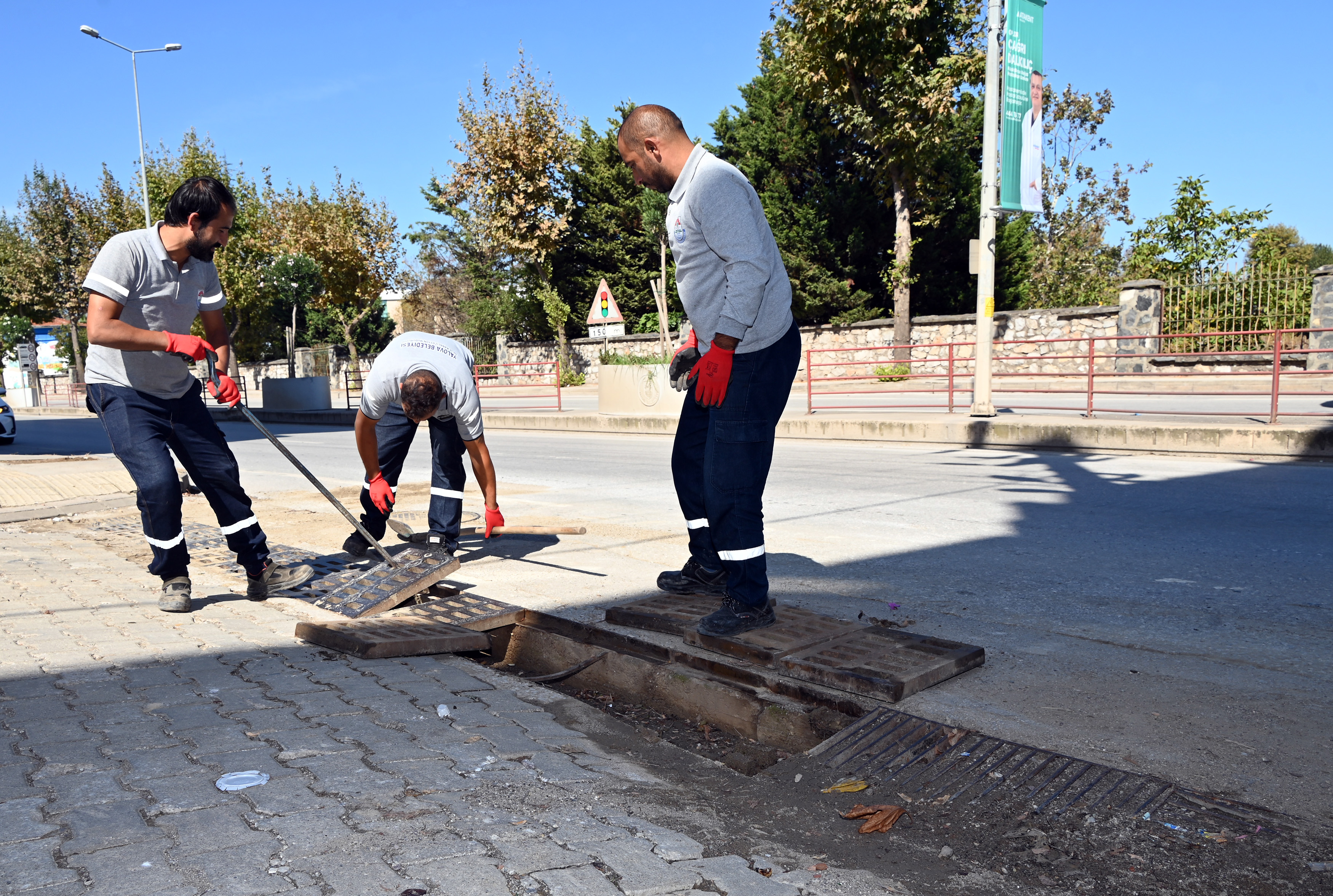 Yağmur Suyu Izgaraları Temizleniyor