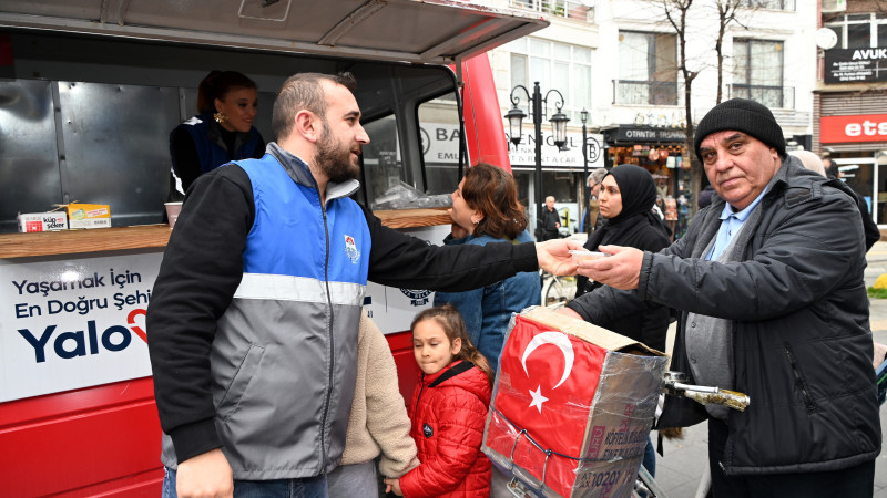6 Şubat Depreminin Yıl Dönümünde Vatandaşlara Helva İkramı