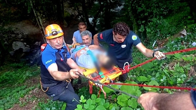 30 Metrelik Vadiden Kurtarılan Sürücü Hastaneye Kaldırıldı
