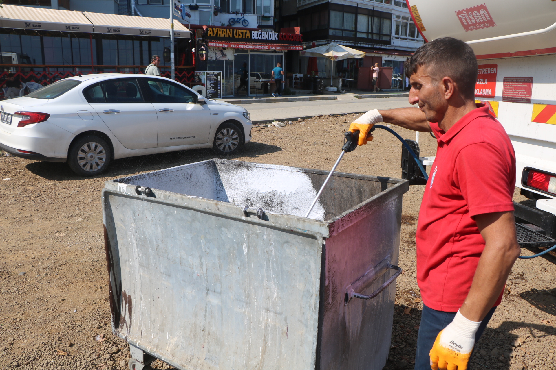 Çınarcık’ta Çöp Konteynırları Yerinde Yıkanarak Dezenfekte Ediliyor